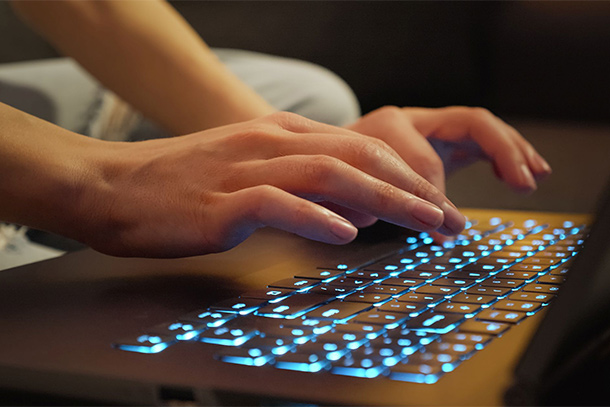 Person using keyboard to demonstrate benefits and pitfalls of using generative AI in academic environments.